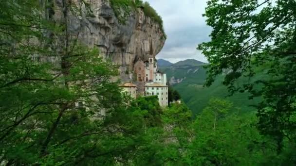 Luftaufnahme erstaunliche mittelalterliche Tempel auf hohem Berg umgeben von schönen natürlichen Tal — Stockvideo