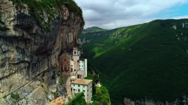 Aerial shot taking off over amazing tourist historical place medieval temple on high mountain — Stock Video