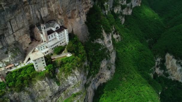 Aerial shot vackert landskap med färskt grönt gräs kuperad terräng medeltida historiskt tempel — Stockvideo