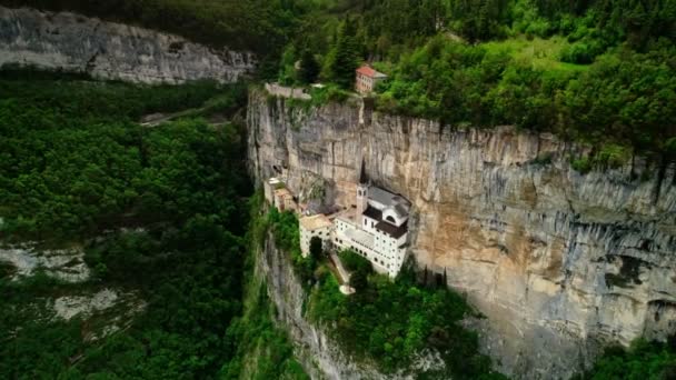 Εναέρια shot μετατόπιση θέα όμορφο μεσαιωνικό ναό ιστορική θέση σε υψηλό τεράστιο βουνό — Αρχείο Βίντεο