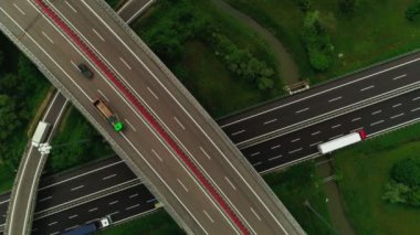 Düz işaretleme asfalt statik atış hava çekim ile üst görünüm çok seviyeli yol kavşağı