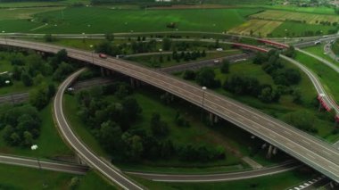 Hareketli araba havadan atış yol kavşağı trafik araç hareket ile meşgul modern karayolu yukarıdan görünümü