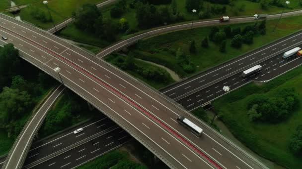 Movimento reverso belo círculo urbano anel estrada junção com tráfego movimentado movimento carro aéreo tiro — Vídeo de Stock
