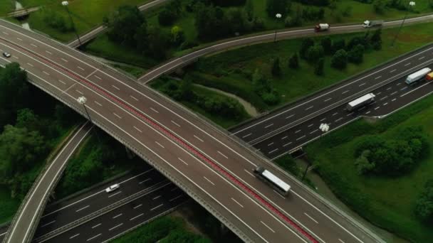 Inverser le mouvement beau cercle urbain carrefour routier avec circulation achalandée voiture en mouvement plan aérien — Video