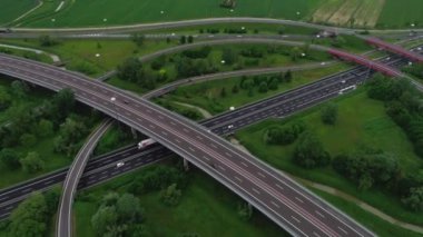 Yoğun trafik hava çekim helikopterden çekim ters çekim ile Büyük modern karayolu