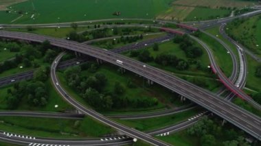 Yoğun asfalt çok katmanlı yol üzerinde uçan hava çekim daire üst görünüm hareket araba hareket ile
