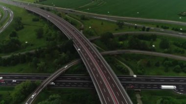 Hareketli araba ve ulaşım ile modern katmanlı karayolu kavşağı üzerinde uçan helikopterçekim