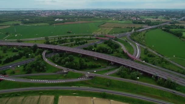 Beau paysage de campagne avec étonnante petite ville de banlieue et route aérienne panoramique de route — Video