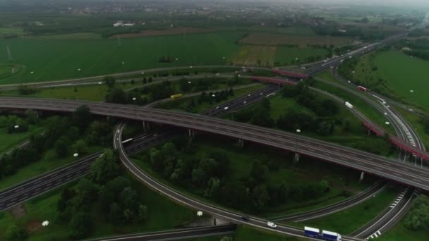 Havadan çekilen modern kentsel yol kavşağı yoğun trafik taşıma kamyon araba taşıma sahip — Stok video