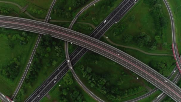 Vista desde arriba concurrida unión de carreteras escalonadas con movimiento de vehículos de tiro aéreo en movimiento en la carretera — Vídeo de stock