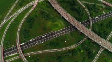 Yoğun trafik hareketli araba havadan çekim ile üst daire halka çok düzeyli yol kavşağından görünümü