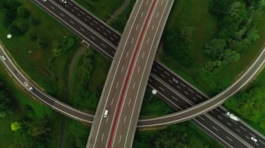 Yoğun ulaşım trafik havadan çekim ile işaretleme asfalt dolambaçlı yol Üst görünümü pürüzsüz kaplama