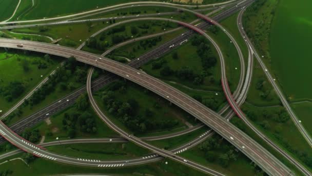 Вид сверху кольцевой многоуровневый дорожный узел с движущимся автомобилем статический снимок современной автомагистрали — стоковое видео