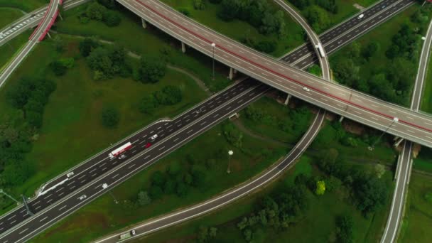 Luchtfoto statisch schot top uitzicht moderne multilevel Highway met kronkelende cirkel ring weg kruising — Stockvideo