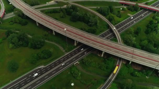 Schießen aus dem Hubschrauber Stadtbild mit modernen mehrstöckigen belebten Autobahn beweglichen Auto Luftaufnahme — Stockvideo