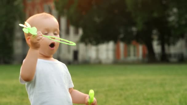 Heyecanlı aktif çocuk arka bahçe doğa arka planda eğlenceli Sabun kabarcık üfleme — Stok video