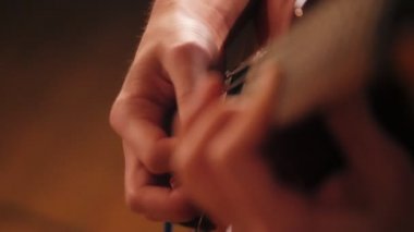 Gitarda çalan erkek gitarist elleri elektro gitarda çalan yakın plan adama dokunuyor.