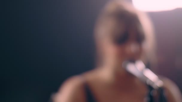 Visage de jeune fille européenne soliste de groupe de rock chantant au microphone lors d'une séance en direct zoom in — Video