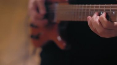 Erkek enstrümanistin yakın çekim elleri rock performansında elektro gitaristle çalıyor.