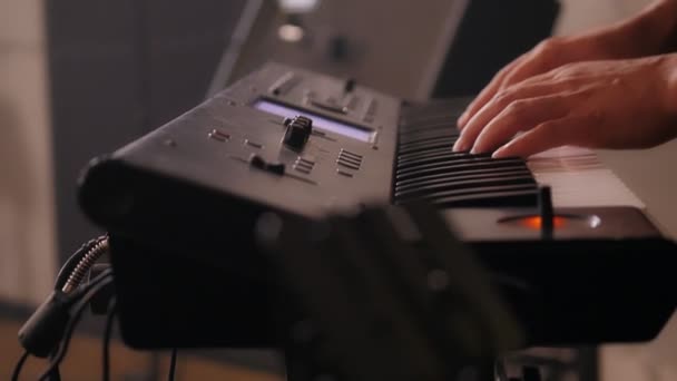 Close-up mãos masculinas jogando no sintetizador de piano vista lateral homem músico profissional tecladista — Vídeo de Stock