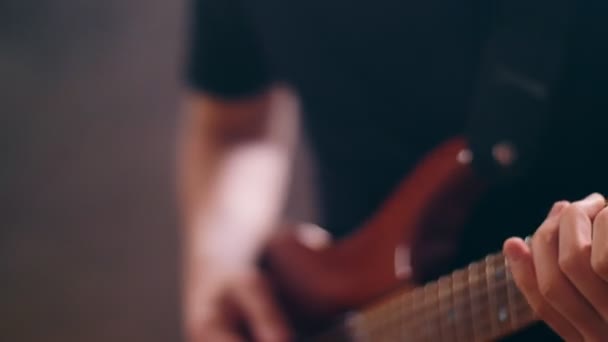 Primer plano manos de guitarrista masculino tocando emocionalmente en la guitarra eléctrica disfrutando del sonido de la música — Vídeos de Stock