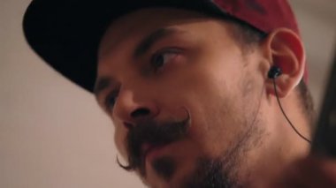 Düşük açılı erkek rock gitaristinin yakın çekim yüzü elektro gitaristle duygusal olarak hareket ediyor.