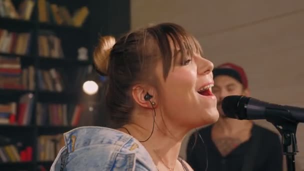 Mooie jonge vrouw muziek ster emotioneel zingen lied in microfoon rock performance — Stockvideo