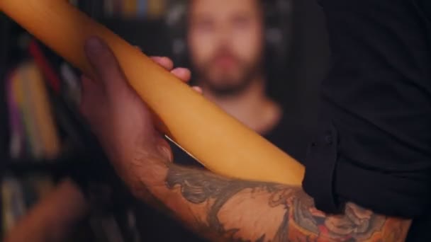 Közelkép férfi európai dobos játszik dob üti cintányér segítségével dobverő dönthető le — Stock videók