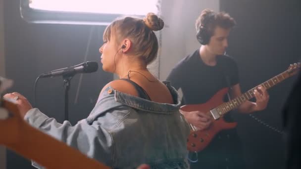 Concierto de sesión en directo de banda de rock en estudio solista cantando rodeado de músicos profesionales — Vídeos de Stock