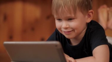 Neşe dolu küçük bebeği kapat ve tablet bilgisayardan komik videolar izle.