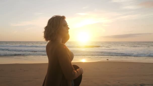 Attraktive Frau posiert am Strand bei Sonnenuntergang Medium Shot Reise Mädchen entspannend — Stockvideo