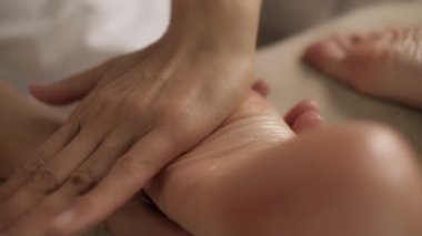 Profesyonel masör Taylandlı kadının yalan söyleyen müvekkil ayaklarını okşaması ve sıkıştırması...