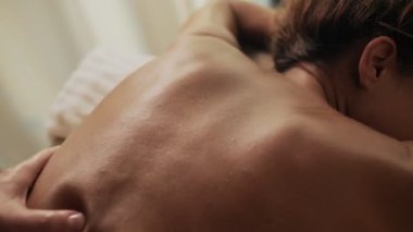 Güzellik salonunda kanepede uzanan bir kadın ya da elle masaj yaparken tıbbi klinik.