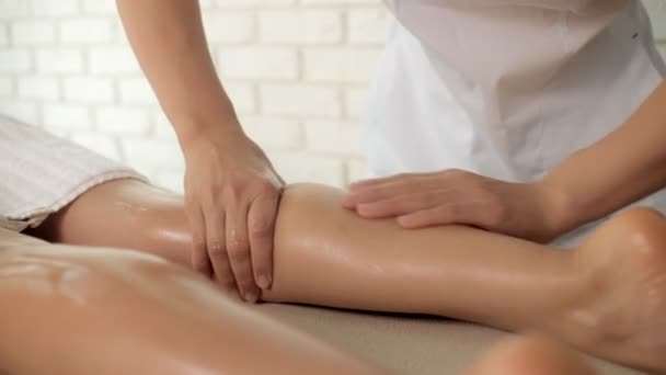 Taylandlı kadın, masaj yapan ayaklarına havyar veriyor. Müşteri tarafından bakan kadın masaj yapıyor. — Stok video