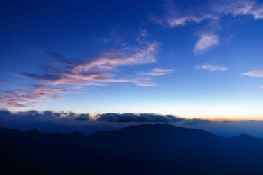 Sabahın erken saatlerinde yıldızlı şafak dağda