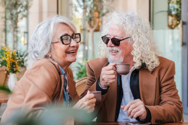 Kahvelerinin tadını çıkaran, sevgi ve neşe saçan, arkadaşlığın özünü yansıtan güzel anılar yaratan iki son sınıf öğrencisi arasında paylaşılan büyüleyici ve keyifli bir an.