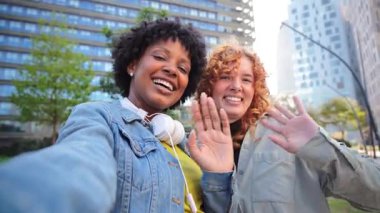 Gülümseme ve kahkahalarla dolu neşeli bir selfie çekerken, iki mutlu arkadaş birlikte keyifli bir anın tadını çıkarıyorlar. Yakın dostluklarını ve neşeli ruhlarını canlı bir atmosferde sergiliyorlar..