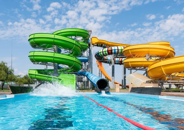 Vattenpark Ljusa Flerfärgade Rutschbanor Med Pool Vattenpark Utan Människor Sommardag — Stockfoto