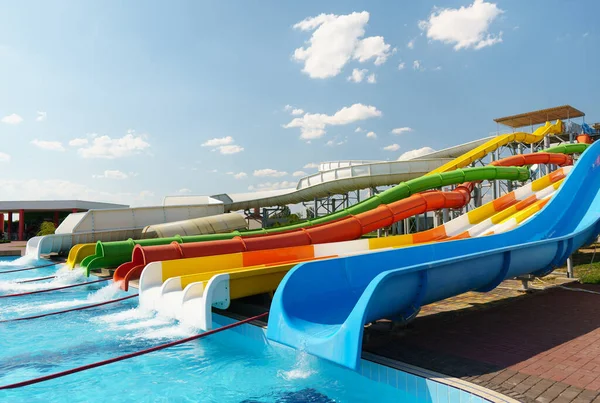 Parque Aquático Escorregas Multicoloridos Brilhantes Com Uma Piscina Parque Aquático — Fotografia de Stock