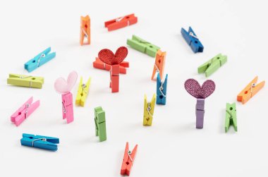 Beyaz arkaplanda izole edilmiş renkli ahşap mandal..