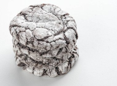 Beyaz bir arka planda nefis çikolatalı cips kurabiyesi.