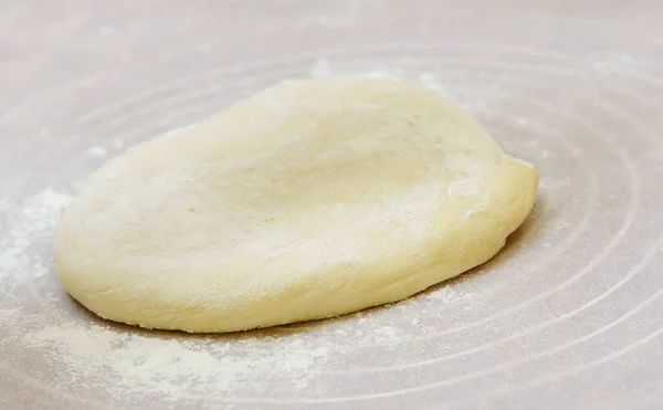 Massa Farinha Caseira Cortada Meio Uma Superfície Com Farinhas — Fotografia de Stock