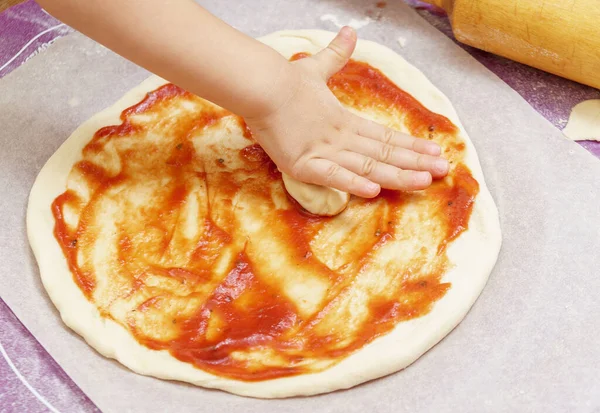 Mãos Das Crianças Amassam Massa Pizza Uma Esteira Silicone — Fotografia de Stock