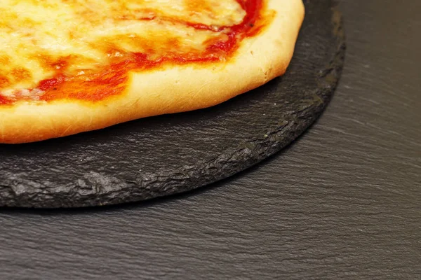 Pizza Egy Fekete Asztalon Oldalnézetből Házi Készítésű Finom Kis Pizza — Stock Fotó