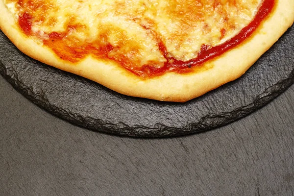 Aromás Házi Pizza Paradicsommal Mozzarellával Felülnézet Másolási Hellyel Sötét Asztalon — Stock Fotó
