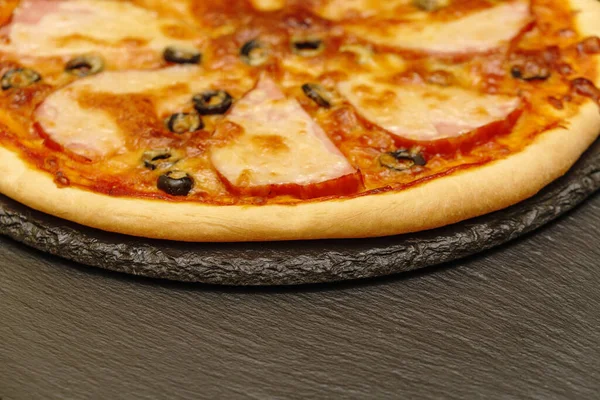 Pizza Egy Fekete Asztalon Oldalnézetből Házi Készítésű Finom Kis Pizza — Stock Fotó