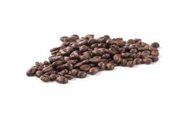 Beyaz arka planda izole edilmiş kızarmış kahve çekirdekleri. Yiyecekler yakın plan..