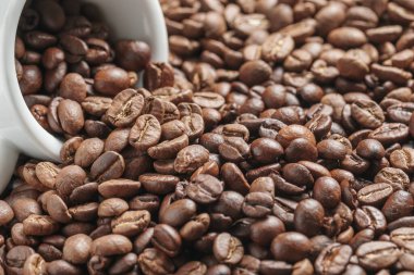 Arka plan olarak kavrulmuş kahve çekirdekleri..