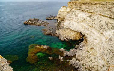 Deniz manzarası, Top view, muhteşem bir arka plan. Suyun rengi ve çok güzel bir şekilde parlak. Kayalık dağları ve güneşli bir günde Kırım 'ın berrak sularıyla dolu gök mavisi bir sahil..