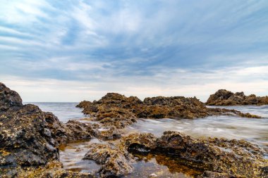 Deniz manzarası, Top view, muhteşem bir arka plan. Suyun rengi ve çok güzel bir şekilde parlak. Kayalık dağları ve güneşli bir günde Kırım 'ın berrak sularıyla dolu gök mavisi bir sahil.